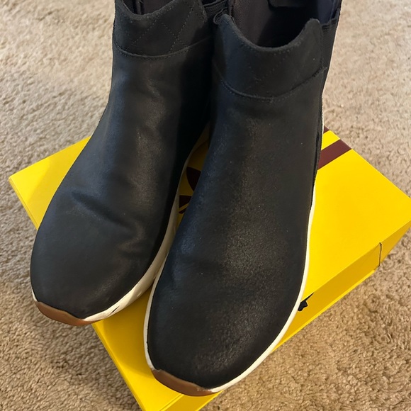 Reebok booties - Picture 2 of 3